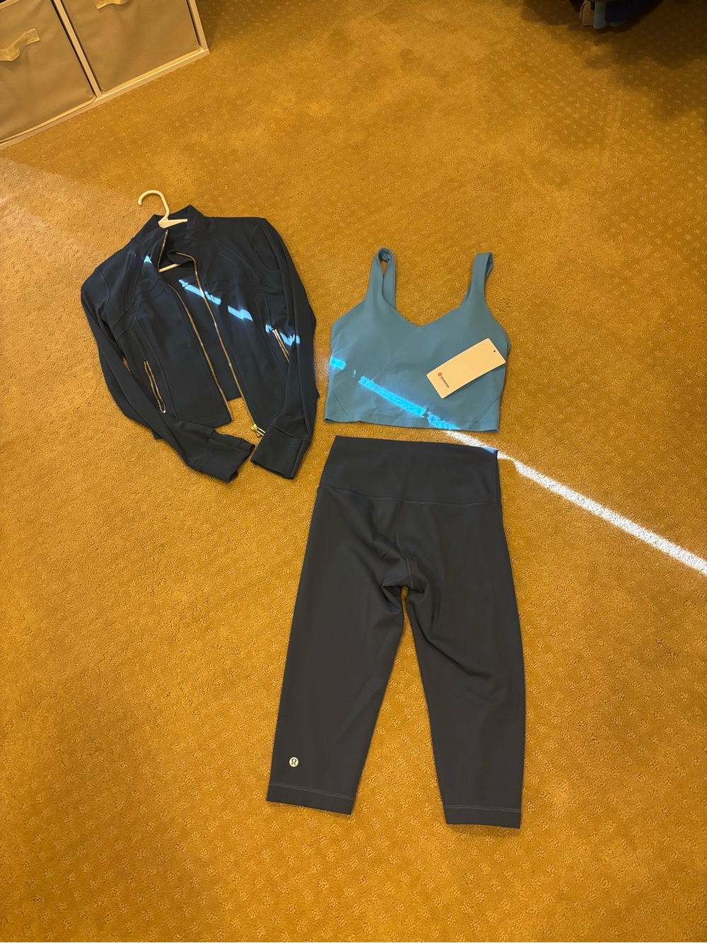 NWT 68$ Wmns Lululemon Align cropped lt Blue top. Hot Yoga/Boxing/Pilates Sz 6